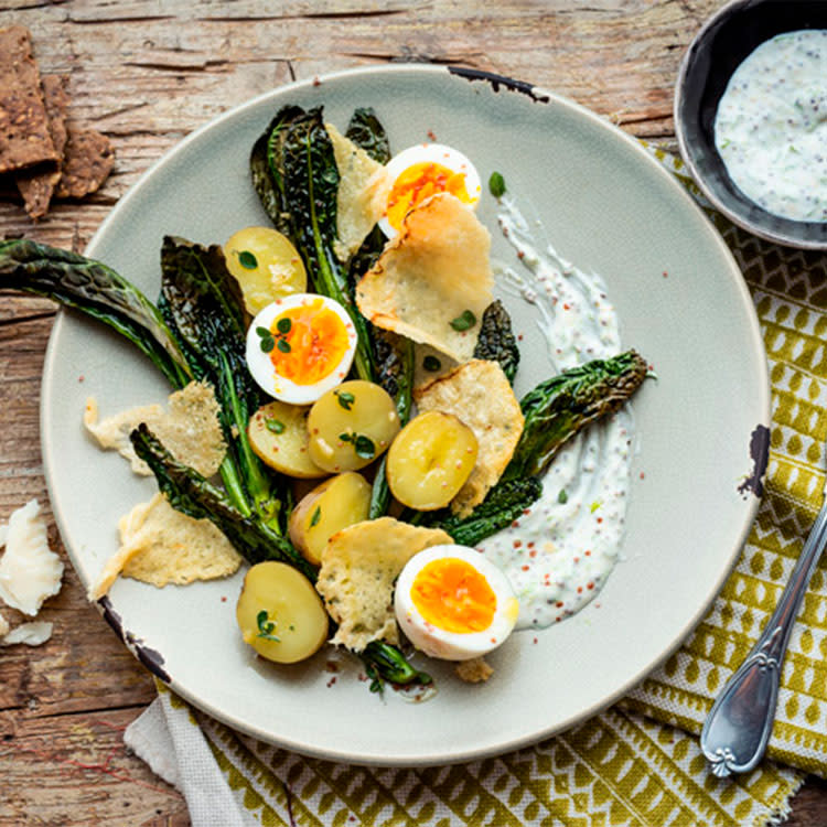 Ensalada de patatas nuevas, huevos duros y Parmigiano Reggiano a la parrilla