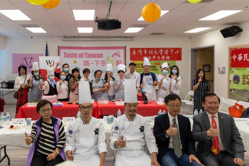 比賽評審與進入廚藝比賽決賽的16名參賽選手。（記者葛歆睿／攝影）