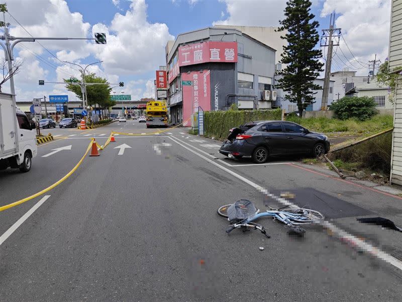 起重車撞擊前方的腳踏車，騎士慘死。（圖／翻攝畫面）