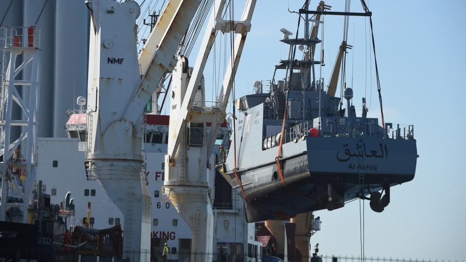 Ein Küstenschutzboot für Saudi-Arabien wird im Sassnitzer Hafen Mukran auf ein Transportschiff verladen. Foto: Stefan Sauer