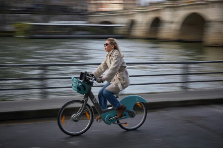 À bicyclette sur les berges de Seine à Paris le mars 28 2024 (AFP/Archives - Kiran Ridley)