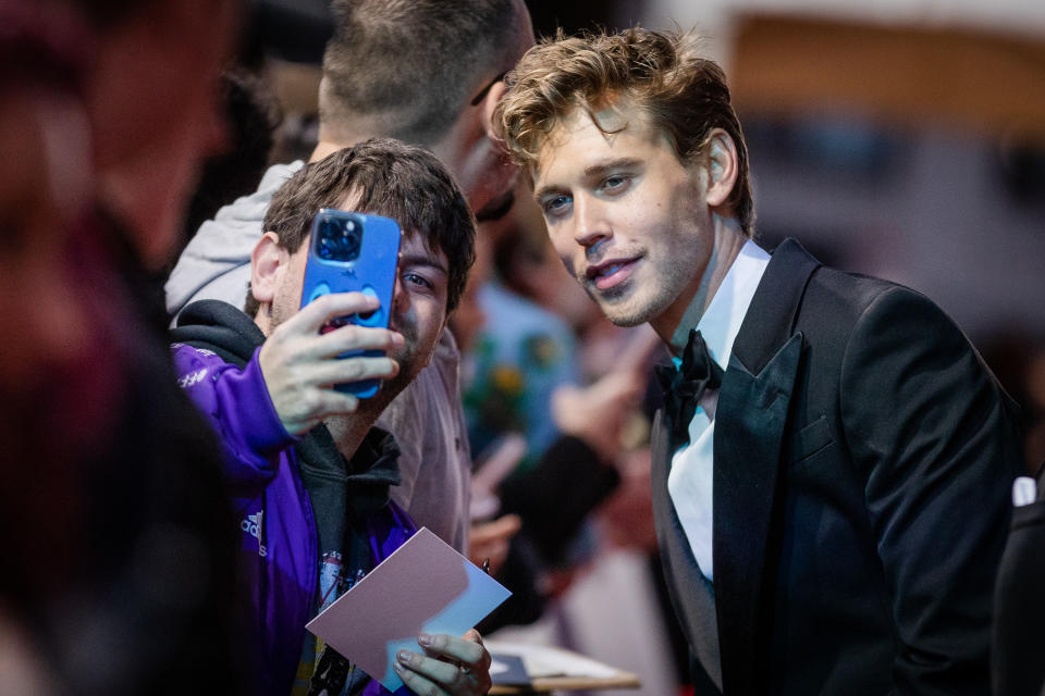 Austin taking a selfie with a fan