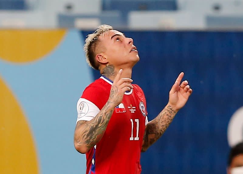 Eduardo Vargas celebra tras anotar en el empate entre Chile y Uruguay por el Grupo A de la Copa América