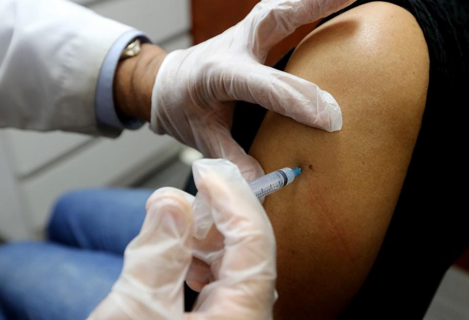 Además de vacunarse todos los años, las personas con diabetes deben tomar precauciones diarias para protegerse contra la influenza.