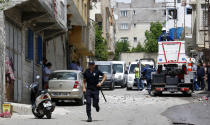 Ein Polizist rennt davon, nachdem zwei Raketen die türkische Stadt Kilis nahe der syrischen Grenze getroffen haben. (Bild: Umit Bektas/REUTERS)