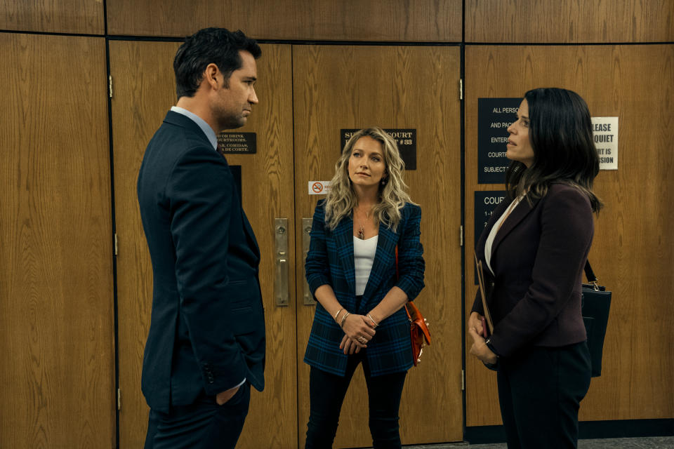 (L to R) Manuel Garcia-Rulfo as Mickey Haller, Becki Newton as Lorna, Neve Campbell as Maggie McPherson in episode 107 of The Lincoln Lawyer. (Lara Solanki/Netflix)