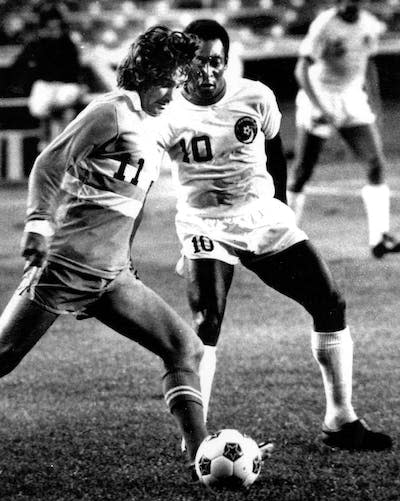 George Best dribbles past Pelé in the North American Soccer League. <a href="https://newsroom.ap.org/detail/GEORGEBESTPELE/7a23f776aae4da11af9f0014c2589dfb/photo?Query=Pele%20George%20Best&mediaType=photo&sortBy=arrivaldatetime:desc&dateRange=Anytime&totalCount=8&currentItemNo=7" rel="nofollow noopener" target="_blank" data-ylk="slk:AP Photo;elm:context_link;itc:0;sec:content-canvas" class="link ">AP Photo</a>