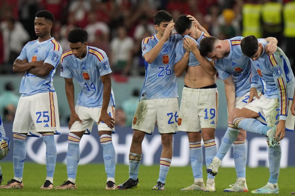 Los jugadores de España tras caer por penales ante Marruecos en el partido por los octavos de final del Mundial, el martes 6 de diciembre de 2022, en Rayán, Qatar. (AP Foto/Luca Bruno)