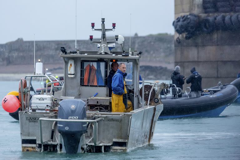 El jefe de una agrupación de pescadores de Normandía dijo que unos 50 barcos de puertos franceses se unieron a la protesta el jueves por la mañana y reunieron su flota en el puerto de St. Helier en Jersey