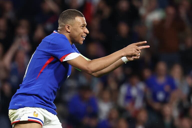 Kylian Mbappé festeja su gol en la victoria de Francia sobre Luxemburgo