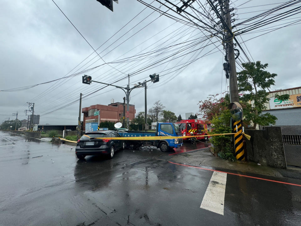 新竹縣消防局指出，竹北市聯興二街附近6日上午發生車禍，為小貨車與轎車擦撞，有撞斷瓦斯管線造成瓦斯洩漏情形，影響住戶約有100戶，新竹瓦斯公司搶修中。（圖／新竹縣消防局提供）