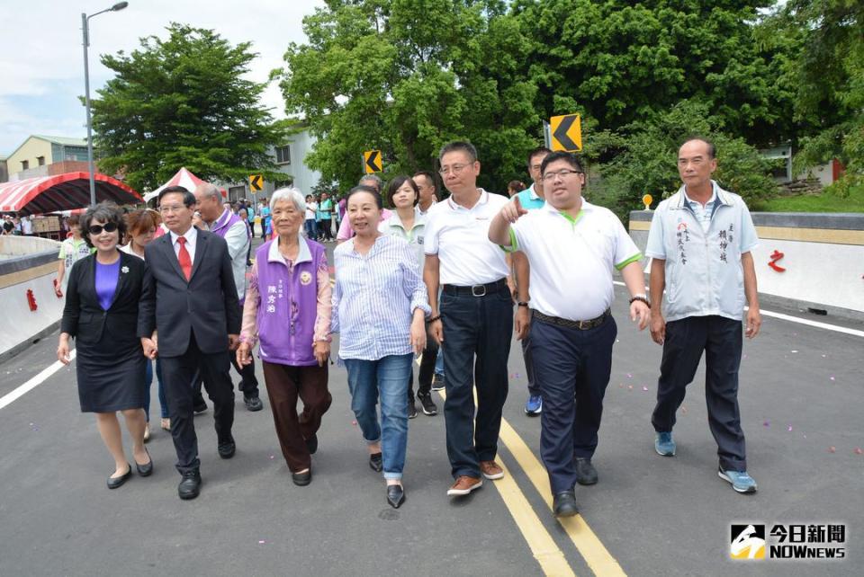 ▲啟用儀式後，縣、市長及來賓連袂走過新建的願心三號橋。（圖／記者郭政隆攝影2018.6.23）