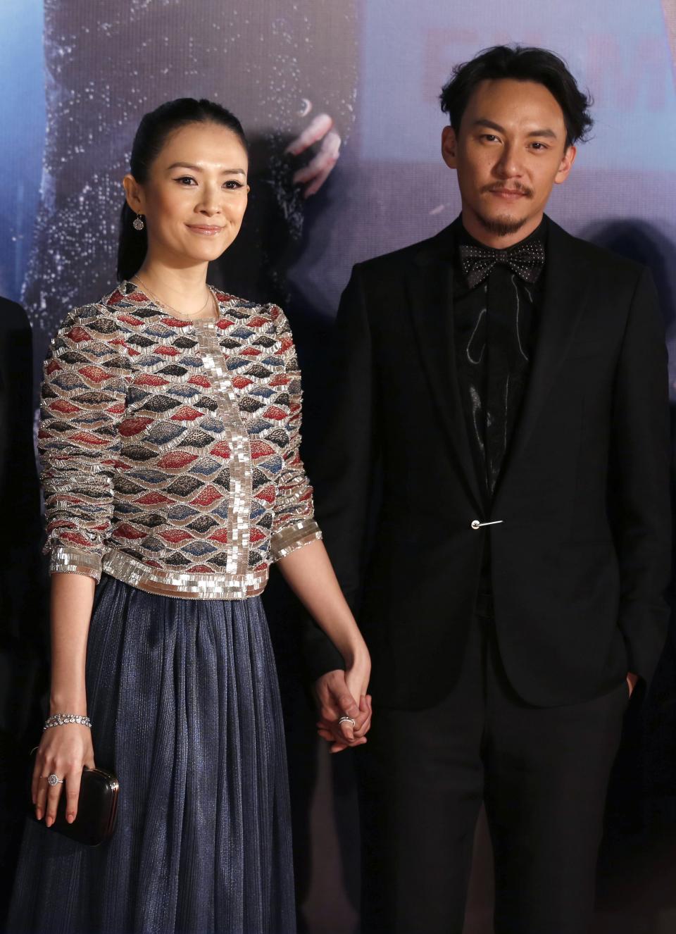 Chinese actress Zhang Ziyi, nominated for Best Actress for her role in "The Grandmaster", poses with Taiwan actor Chang Chen on the red carpet during the 33rd Hong Kong Film Awards in Hong Kong April 13, 2014. REUTERS/Tyrone Siu (CHINA - Tags: ENTERTAINMENT)