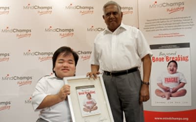 President Nathan (right) attends the launch of the autobiography of Jimmy Lim, who was diagnosed with a brittle bone condition at birth. (Yahoo! photo)