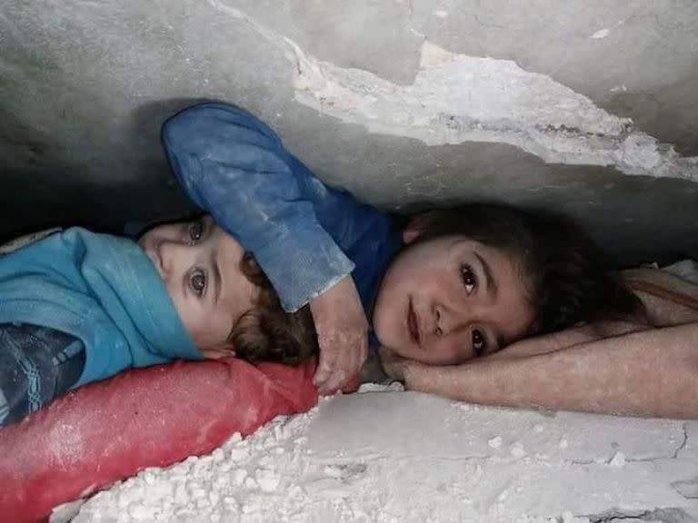 Una niña protegió a su hermano durante 36 horas hasta que fueron rescatados después del terremoto en Siria (Foto vía twitter: @ayhamalghzaly)