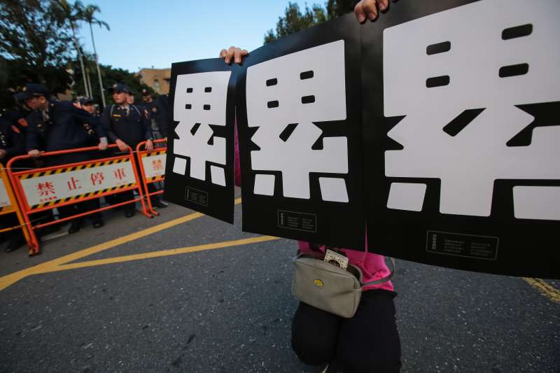 20171223-勞團23日舉行「反對勞基法修惡大遊行」，遊行民眾衝破封鎖線佔領車道抗議，並高舉「累」的標語表達訴求。（顏麟宇攝）