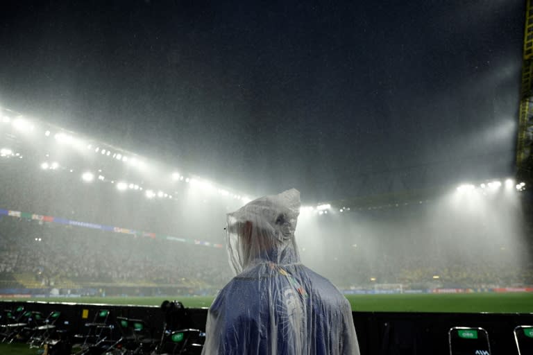 Fortes pluie au-dessus du stade de Dortmund ((Rhénanie du Nord-Westphalie, Allemagne), pendant le match Allemagne-Danemark de la coupe de l'UEFA, qui dû être interrompu pendant de longues minutes en raison d'un violent orage accompagné de chutes de pluies intenses et de grêle. Photo prise le 29 juin 2024 (KENZO TRIBOUILLARD)