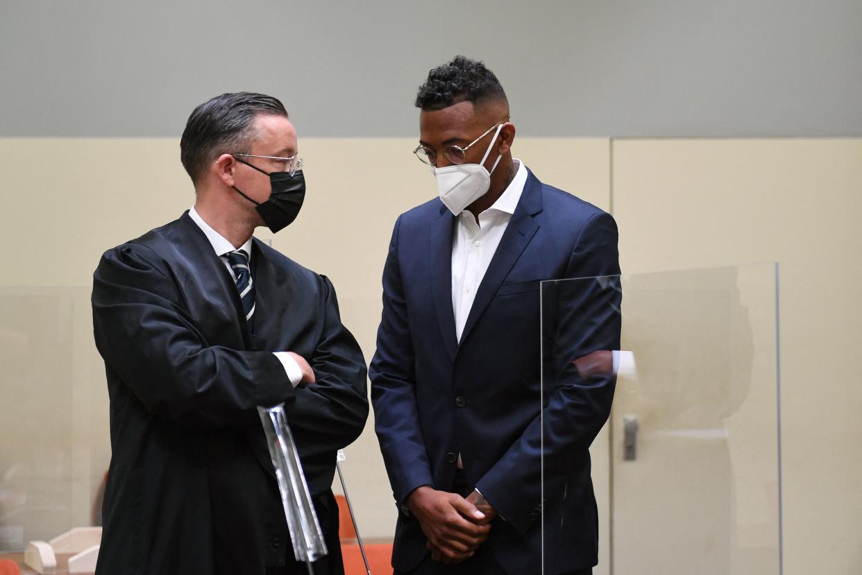  Jérôme Boateng und sein Anwalt Kai Walden vor Gericht (Photo by Christof STACHE / AFP) (Photo by CHRISTOF STACHE/AFP via Getty Images)