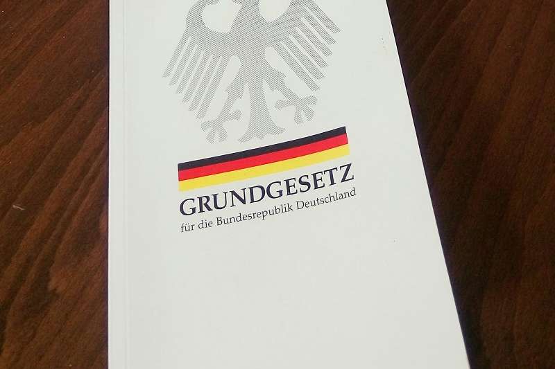 圖為德國基本法（德國憲法），出版單位是「聯邦政治教育中心」（Bundeszentrale für politische Bildung），而政治教育即是公民教育，其內容當是積極有助於民主、多元、自由、平等之各項憲法價值之實現。（作者提供）