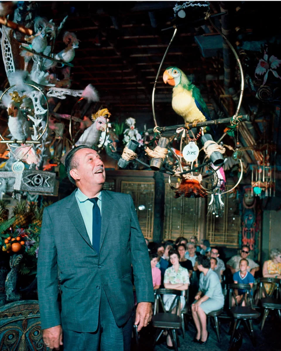 Walt Disney en su Sala Tiki Encantada en Disneyland. La atracción con personajes audio-animotrónicos se inauguró el 23 de junio de 1963.