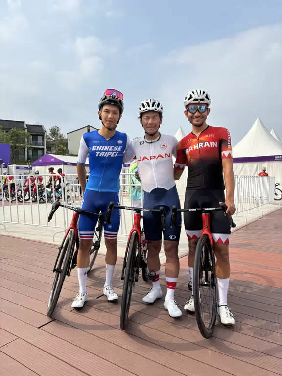 杜志濠(左)與二位巴林勝利車隊的隊友新城幸也(中)和馬丹(右)齊聚杭州亞運男子公路賽 。美利達自行提供