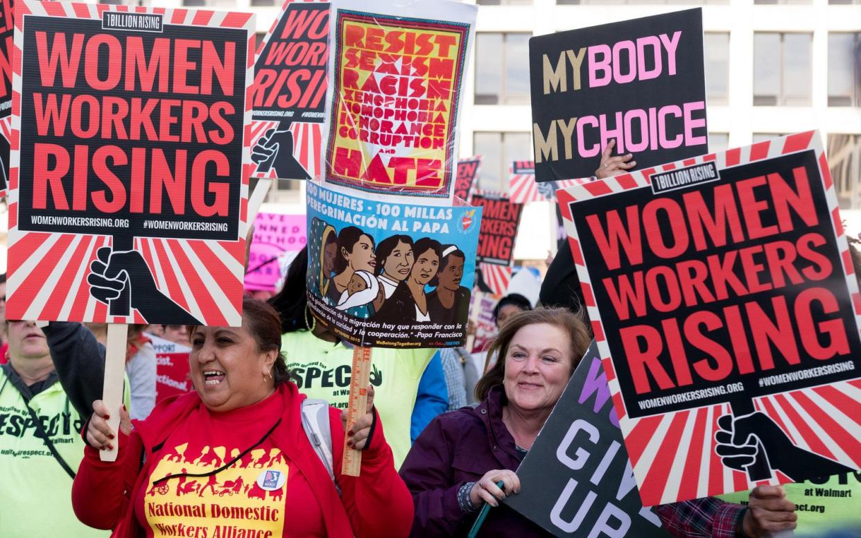 Initiatorinnen großer sozialer Bewegungen schildern in der Doku "Frauenprotest und Widerstand - Kampf für ein neues Amerika" (Freitag, 5. März, 12.00 Uhr, ZDFinfo) ihr Erwachen. Für viele Frauen war die Amtseinführung Donald Trumps der Anlass, beim "Women's March" zu demonstrieren. (Bild: ZDF / Victoria Pickering)