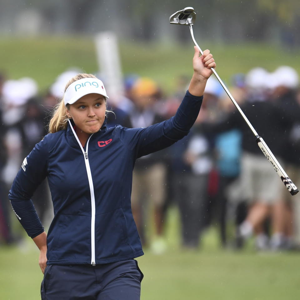 Canada's Brooke Henderson acknowledges the crowd as she arrives on the 18th green during the Women's Canadian Open golf tournament in Regina, Saskatchewan, Sunday Aug. 26, 2018. (Jonathan Hayward/The Canadian Press via AP)