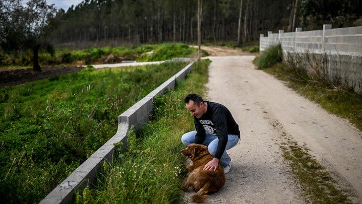 <span class="article__caption">Bobi with his human, Leonel Costa, at home in Portugal</span> (Photo: Patricia de Melo Moreira/AFP/Getty)