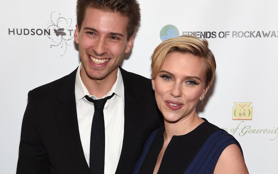 Scarlett Johannsons Bruder Hunter machte schon oft eine gute Figur als Begleitung seiner berühmten Schwester auf dem roten Teppich. Ansonsten engagiert er sich mit seiner Firma Solar Responders für den Einsatz von Solarzellen auf den Dächern von Feuerwehrstationen. (Bild: Jamie McCarthy/Getty Images for Friends of Rockaway)