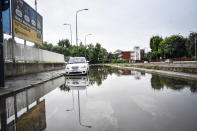 I livelli del Seveso e del Lambro sono saliti di 3 metri in mezz'ora. Centinaia le chiamate ai Vigili del Fuoco: oltre 100 gli uomini impiegati per aiutare persone rimaste bloccate nei sottopassi o negli ascensori. (Foto Claudio Furlan - LaPresse)