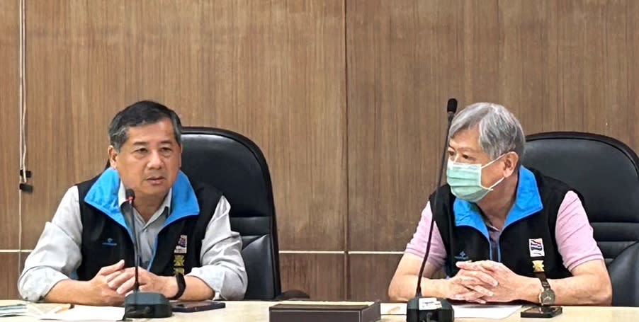 李賢義(右)親自坐鎮召開緊急應變會議。   圖：高雄港務分公司提供