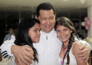 Chávez con las menores de su familia: su nieta Gabriela (I), y su hija menor Rosinés, en la Habana, Cuba, el pasado 12 de marzo, donde se realiza un tratamiento médico. AP Photo/Miraflores Press Office/Marcelo Garcia