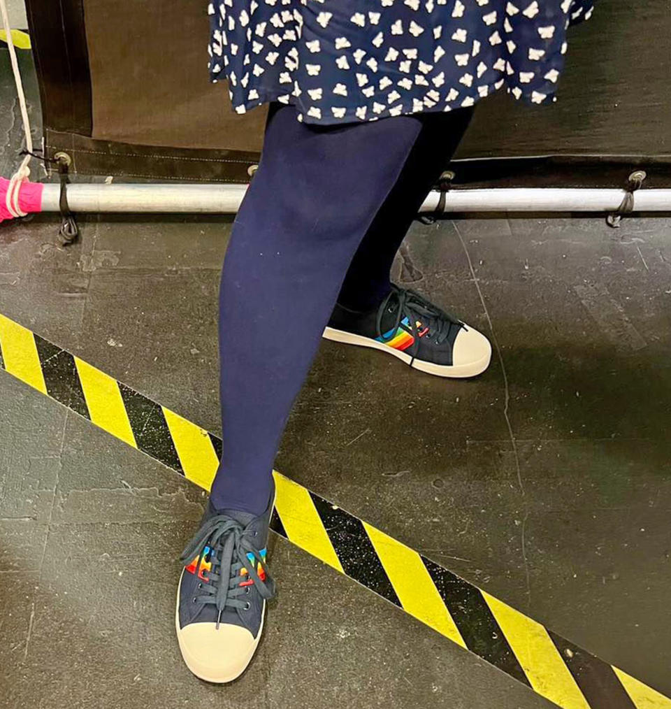 Mayim Bialik wore Leslie Jordan’s sneakers. (@missmayim via Instagram)