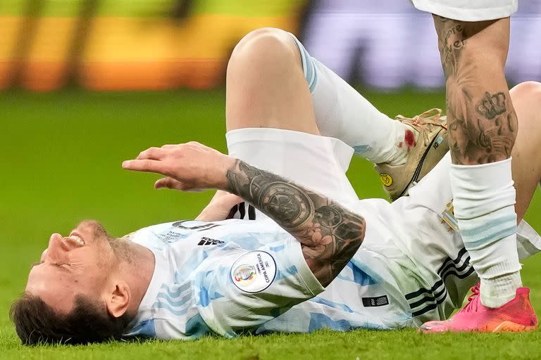 Sangre en el tobillo de Lionel Messi durante el partido que disputan Argentina y Colombia por la Copa América 2021