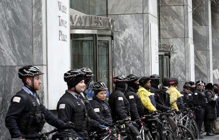 Chicago police block the main entance to Water Tower Place as about 150 protestors march down Chicago's Michigan Avenue during a protest march against police violence in Chicago, Illinois December 24, 2015. REUTERS/Frank Polich