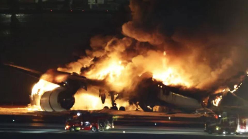 日航飛機在羽田機場跑道起火。（圖／翻攝自《共同社》）