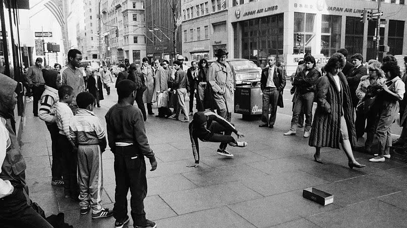 Chicos bailando Breakdance entre la 5ª avenida y la calle 52 en Nueva York el 20 marzo de 1984
