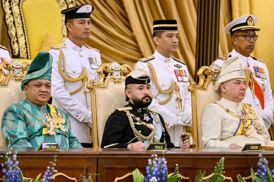 2024年1月31日，馬來西亞舉行最高元首就任典禮，柔佛王儲東姑依斯邁（Crown Prince Ismail Sultan Ibrahim，中）出席。路透社