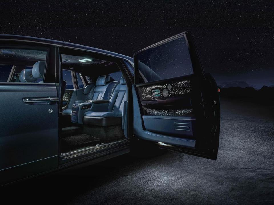 獨特的車門內襯搭配有數百顆透光孔洞形成旋轉閃耀的繁星圖案。