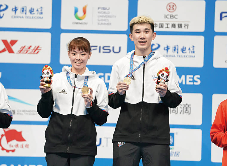 台灣羽球混雙搭檔葉宏蔚（右）、李佳馨（左）摘下世大運金牌。