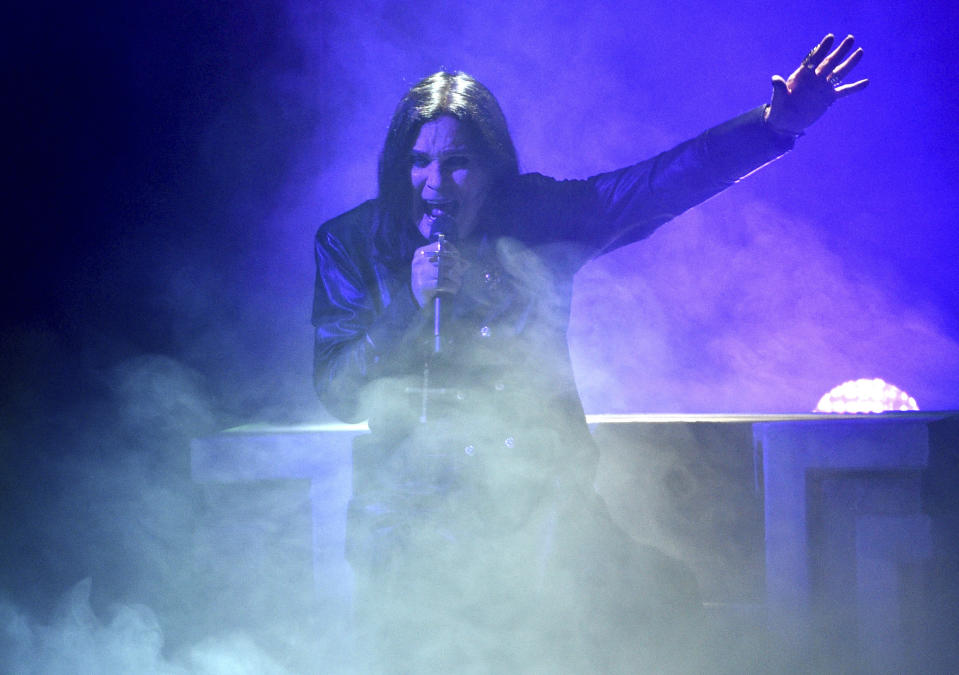 En esta foto del 24 de noviembre de 2019, Ozzy Osbourne canta en la ceremonia de los American Music Awards en Los Angeles. El rockero de 71 años dijo en una entrevista en "Good Morning America" que se transmitió el 21 de enero de 2020 que le diagnosticaron la enfermedad de Parkinson el año pasado. (Foto por Chris Pizzello/Invision/AP, Archivo)