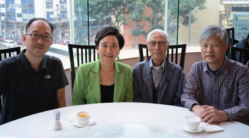 2019 年，橋叔再次返香港敘舊，在銅鑼灣的一場茶聚，成為了《南早》三代攝影主任大集合。圖左是現任攝影主任吳冠文，圖右是前任的余聰賢。余聰賢在 2021 年 6 月病逝。