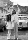 <p>O traje incomum usado por Yoko Ono em seu casamento não foi uma grande surpresa, já que muitos esperavam uma escolha ousada. Ela optou por um conjunto branco com minissaia, chapéu, meias até a altura dos joelhos e tênis. [<i>Foto: Pinterest</i>]</p>