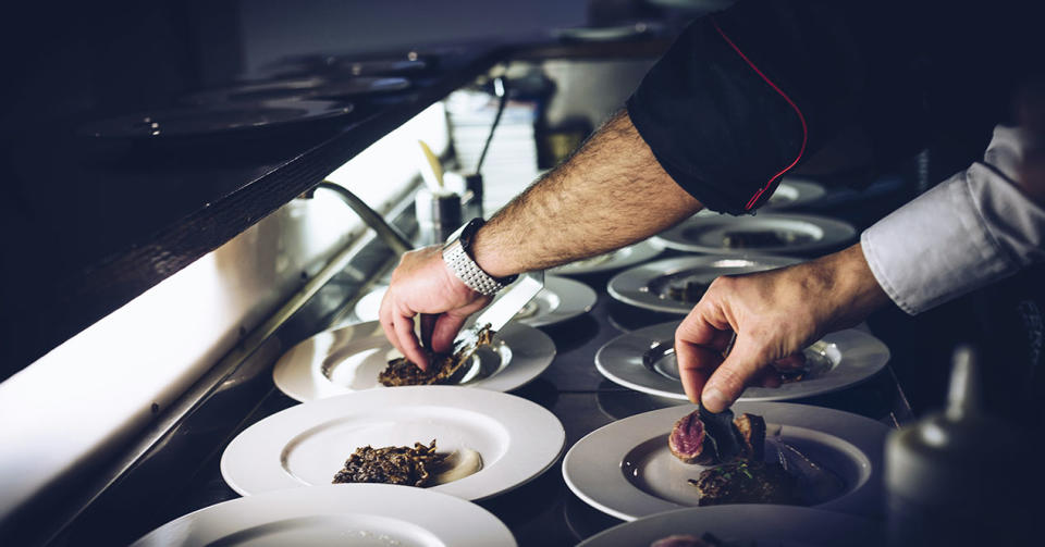 Preparando platos en una cocina de un restaurante - Imagen: Fabrizio Magoni/Unsplash