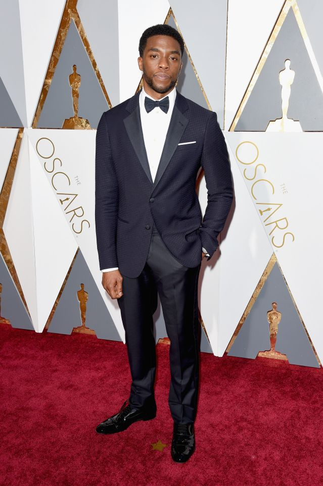 Le meilleur : Chadwick Bozeman porte un costume bleu marine doté de revers noirs à la 88e cérémonie des Oscars, le 28 février 2016 à Hollywood en Californie.