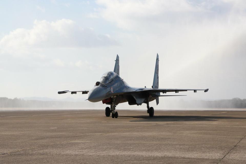 印度空軍的Su-30 MKI戰機與C-17運輸機首次降落於日本百里空軍基地。   圖：翻攝自航空自衛隊推特