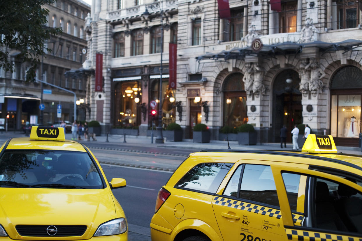 Verkehrsgünstige Lage mag zwar bei der An- und Abreise vorteilhaft sein, dürfte aber während des Aufenthalts mit viel Verkehrslärm einhergehen. (Bild: Getty Images)