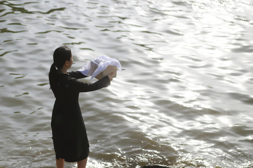 La opción de lanzar las cenizas del familiar al mar ahora se puede hacer en urnas biodegradables hechas en sal, que se desmoronan tras el contacto con el agua (Foto: Getty).