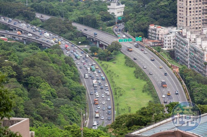 清明連假展開，台9線蘇花路廊塞爆，公路總局建議民眾晚上在上路比較順暢，預計20時後陸續紓解。（本刊資料照）