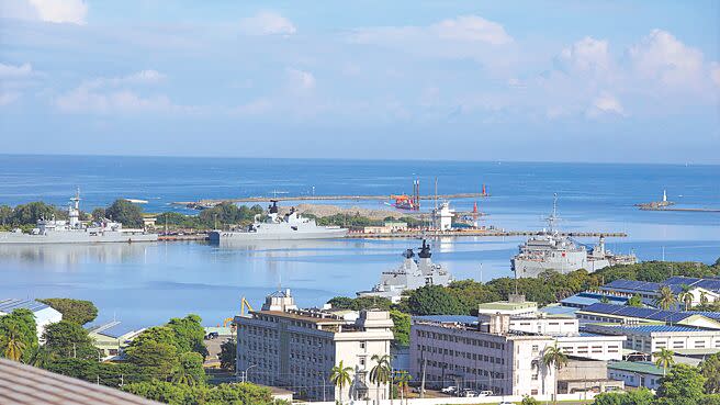 大陸軍演昨天在台海周遭海域舉行，左營軍港內各型軍艦戒備。（林瑞益攝）